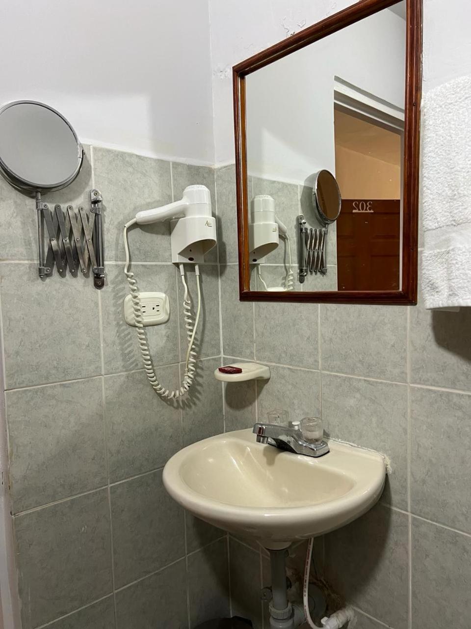 Hotel Armenia Centro Bagian luar foto